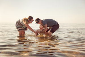 extended-family-photographer-water-connection-beach-mornington-peninsula