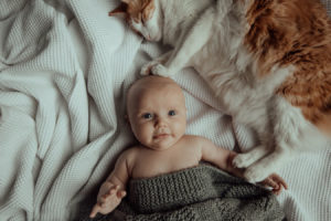 newborn-family-photography-home-relaxed-16