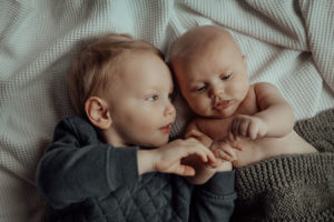 newborn-family-photography-home-relaxed-16